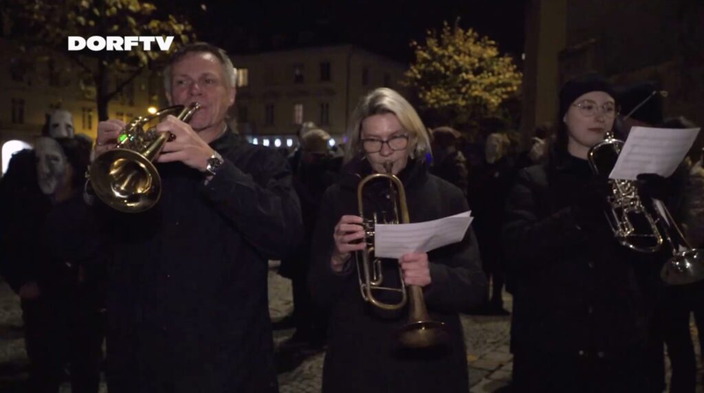 On Halloween, October 31, 2024, at 8:24 p.m., Anton Bruckner will return to earth as a living dead, and in multiples at that. Peter Androsch will walk around the parish church with many Bruckner aficionados, all wearing Bruckner death masks made of cardboard. At the front were Tina Geroldinger, Anita Zach and Hans-Georg Reiter on trumpets. Androsch wrote an arrangement of the famous opening motif from Bruckner's Fourth. Many of Androsch's devotional objects for Bruckner can still be found at remember-bruckner.com.