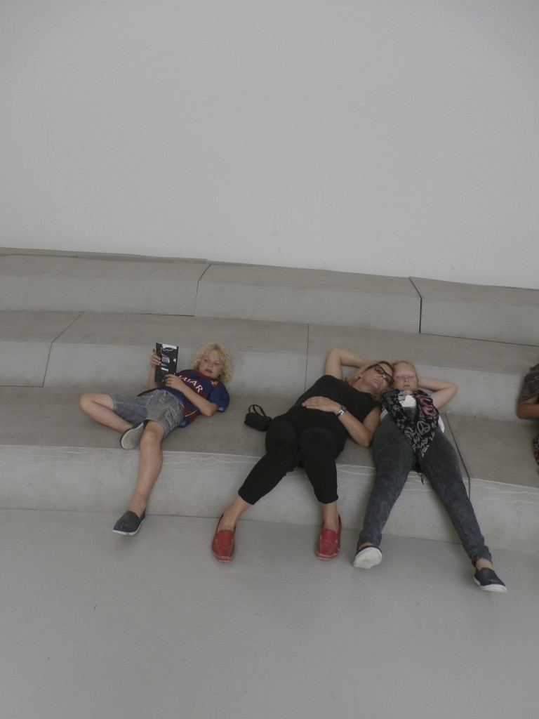Paul, Gigi und Lili Androsch erschöpft bei der Biennale (2015)</br>Foto: privat